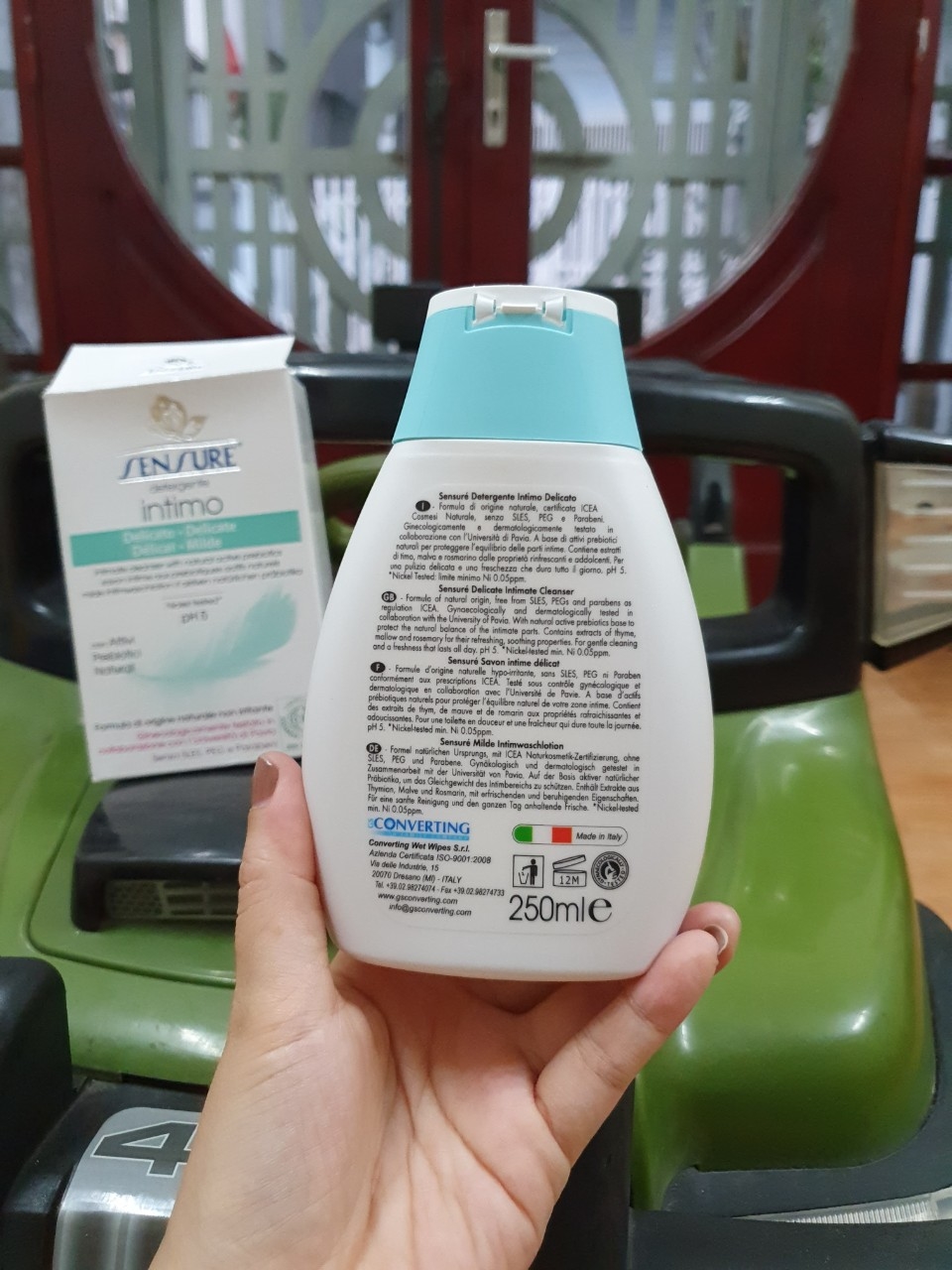 Dung dịch vệ sinh phụ nữ chiết xuất tự nhiên Sensure Detergente Intimo 250ml