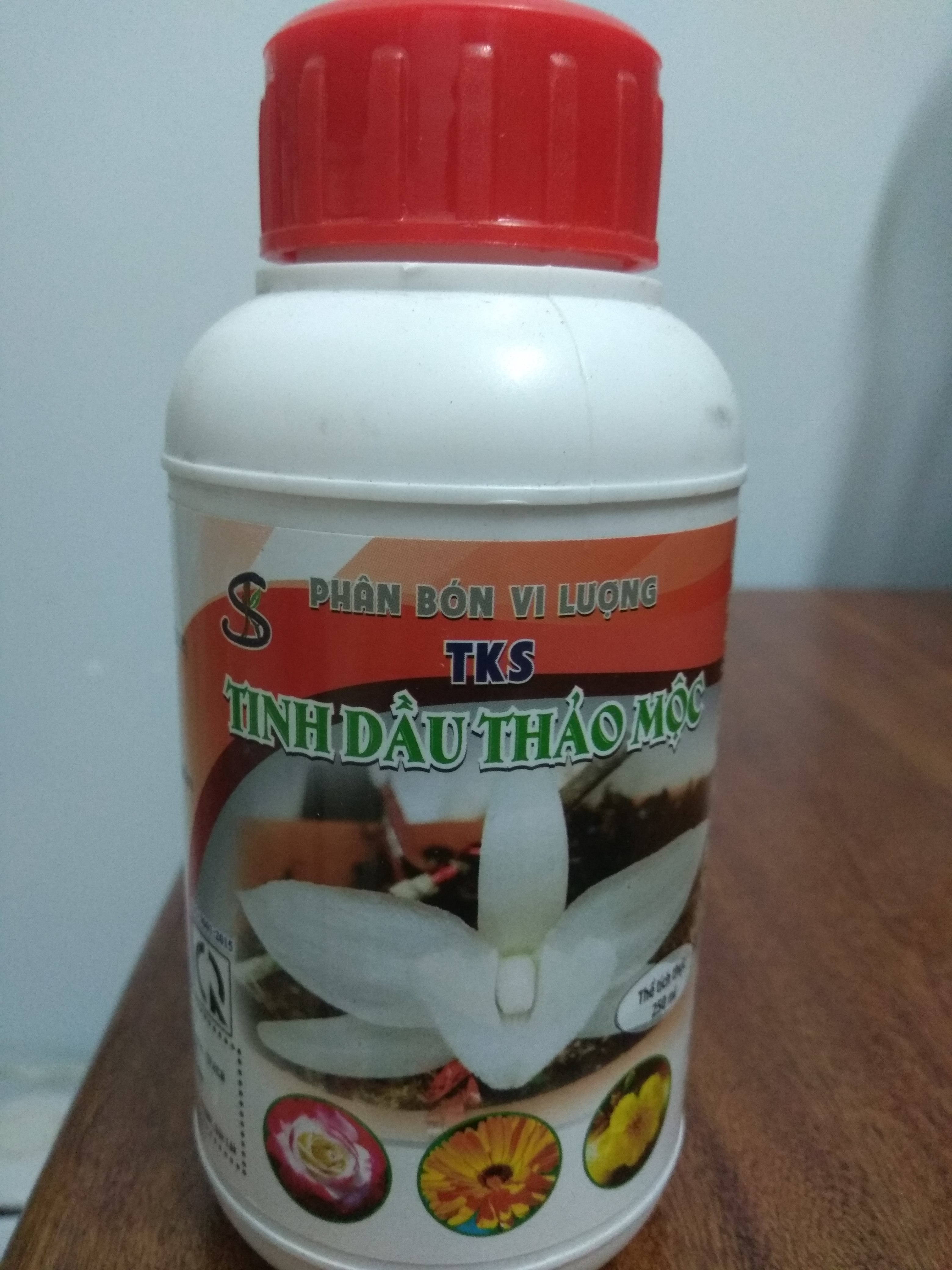 Phân bón vi lượng tinh dầu thảo mộc TKS - 250 ml